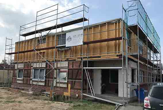 Aufstockung – Ideale Bauweise um ihr altes Haus aufzustocken und aufzuwerten. Alte Wände sind nicht mehr tragfähig genug für eine massieve Aufstockung, hierfür bietet sich idealerweise eine leichte Holzbaukonstruktion.
